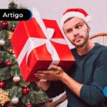 Pessoa com olhar de confuso vendo um presente de natal