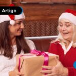 Uma pessoa feliz entregando um presente de natal para outra pessoa
