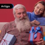 Pessoa dando presente de natal para outra pessoa de mais idade