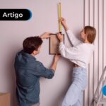 Duas pessoas reformando um apartamento