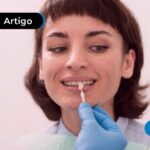 Pessoa colocando um implante dentário