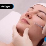Pessoa sorrindo fazendo uma harmonização facial