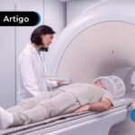 Pessoa em uma máquina de ressonância