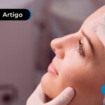 Pessoa sorrindo fazendo uma rinoplastia