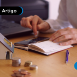 Pessoa fazendo as contas usando calculadora para refinanciar imóvel.