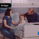 Duas pessoas com a filha no hospital