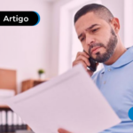 imagem de pessoa pesquisando sobre como funciona atestado no dia de folga