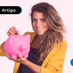 Pessoa colocando moeda em um cofre