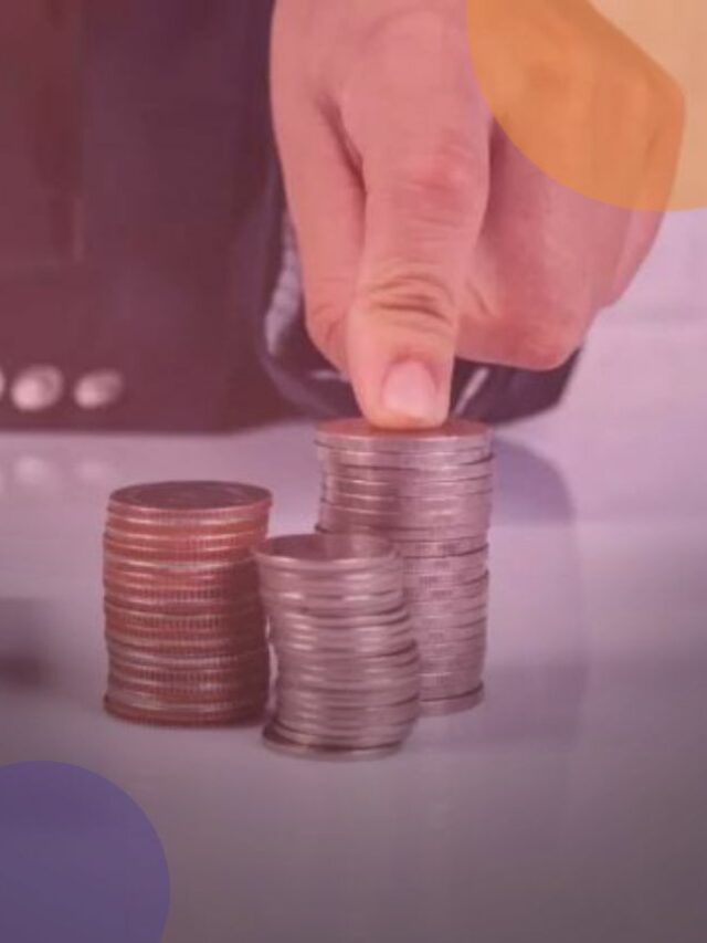 Pessoa apontando no para três pilhas de moedas
