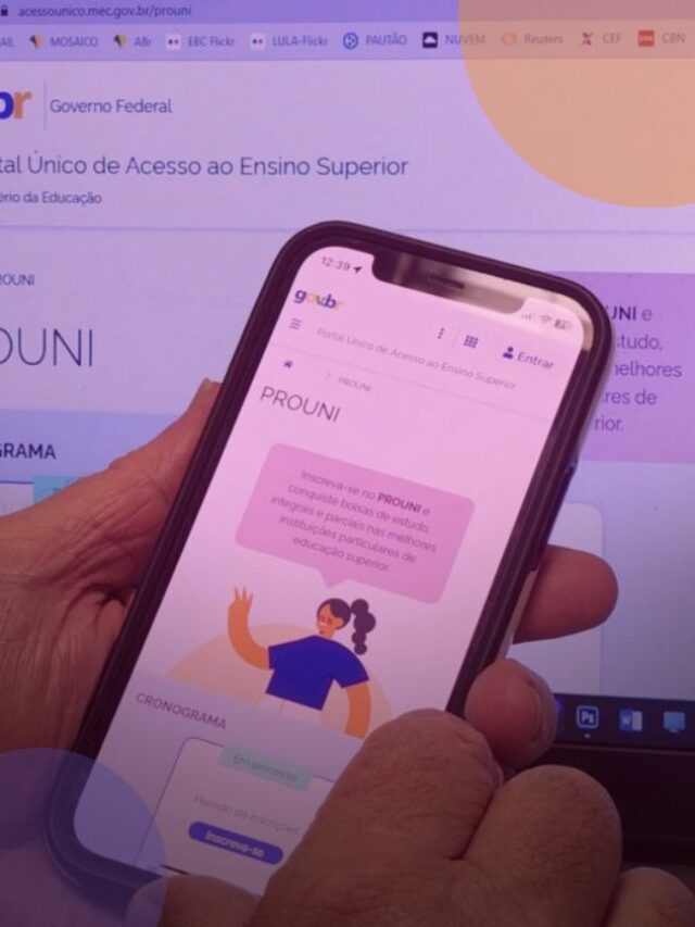 Pessoa segurando o celular com o site do ProUni