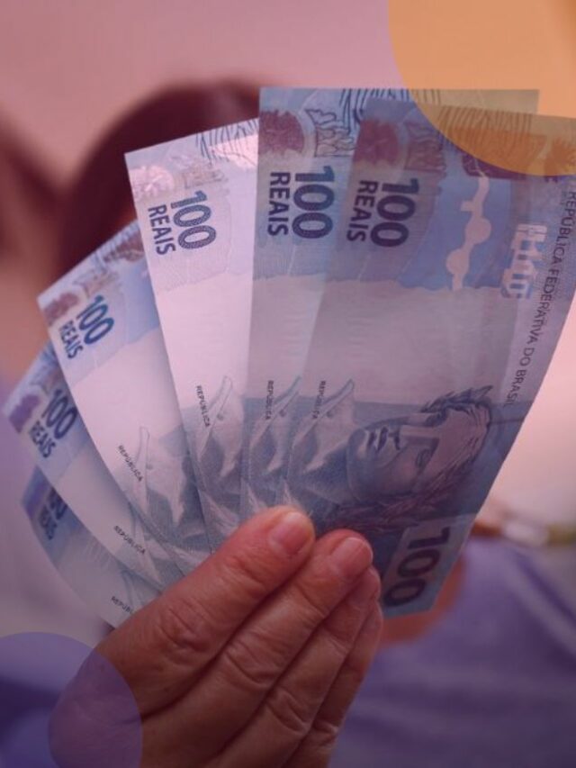 Pessoa segurando notas de cem reais