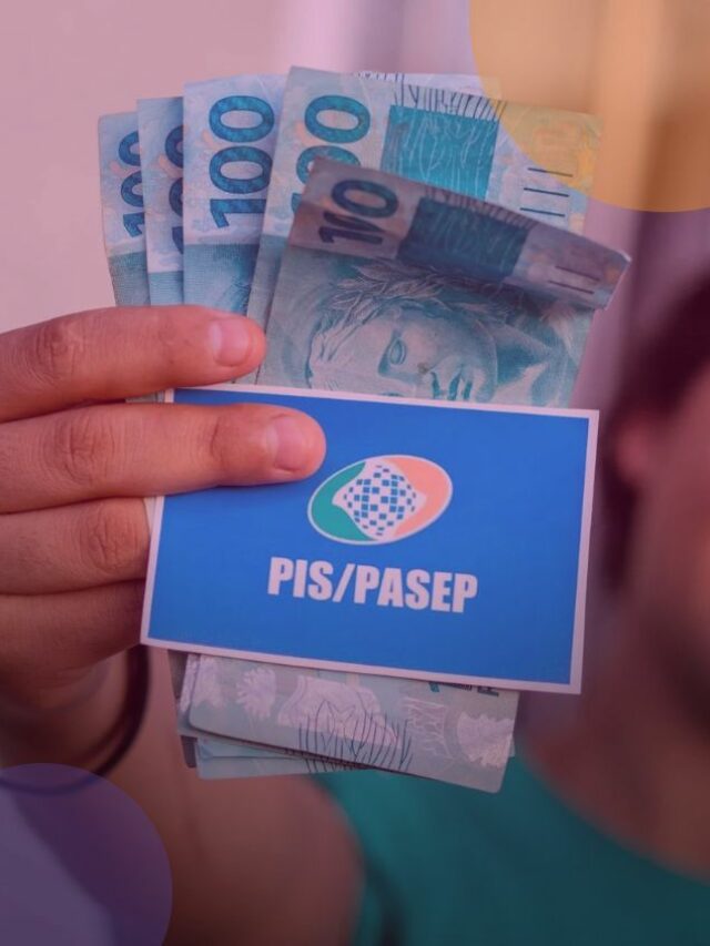 Pessoa segurando notas de cem reais e um papel com a logo do PIS/PASEP