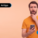 Pessoa com olhar de surpresa segurando o celular