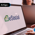 Pessoa com a página do eSocial aberta no computador