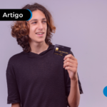 Pessoa segurando um cartão