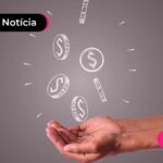 Mão segurando ilustração de moedas do Lucro FGTS.