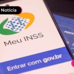 Celular com aplicativo do Meu INSS na tela.