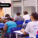 Alunos beneficiados pelo pé de meia consultando calendário de pagamentos.