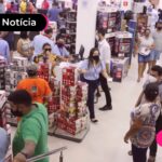 Pessoas em supermercado de Fortaleza no feriado.