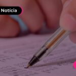 Pessoa conferindo gabarito do ENEM dos concursos.