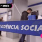 Pessoas em agência do INSS para solicitar aposentadoria especial.
