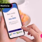Pessoa entrando em aplicativo "Meu INSS" pelo celular.