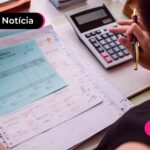 Pessoa calculando se tem direito a isenção do imposto de renda para quem ganha 5 mil.