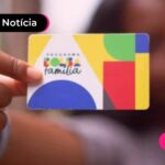 Pessoa segurando cartão do Bolsa Família para receber o décimo terceiro.