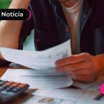 Jovem negociando dívidas de faculdade ou escola com Serasa.
