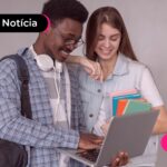 Universitários sorrindo pensando em pagar INSS para aposentadoria ou outros benefícios.