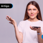 Jovem segurando celular e pensando o que significa pagamento duplicado de boleto.
