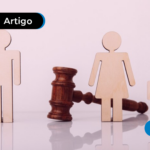 Martelo de juiz determinando pensão alimentícia.