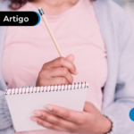 Pessoa anotando um planejamento previdenciário.
