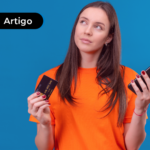 Pessoa com olhar de dúvida segurando um cartão