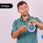 Pessoa apontando paraum relógio