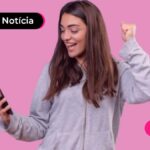 Pessoa feliz porque saiu o lucro do FGTS.