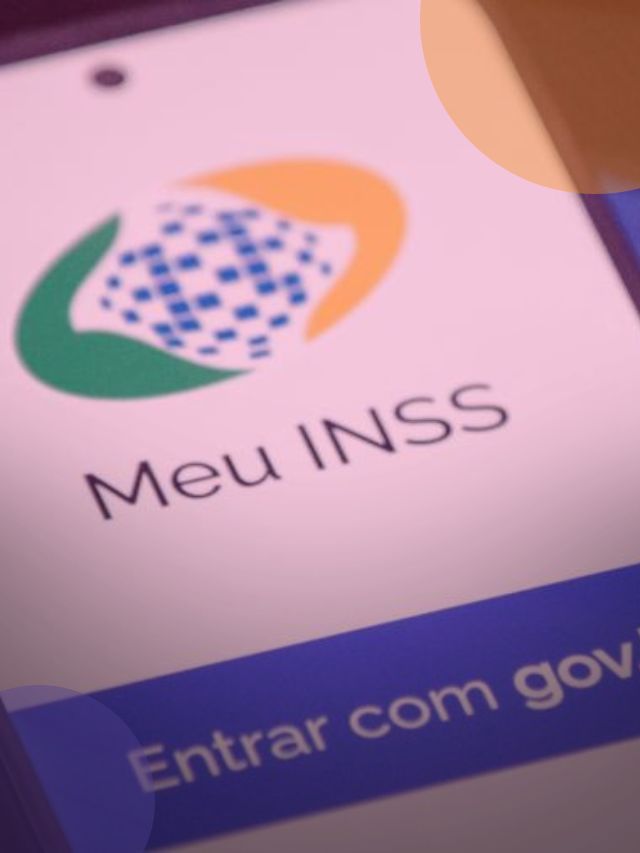 Celular com aplicativo "Meu INSS" na tela para consultar pagamento de setembro 2024.