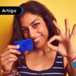 Pessoa sorrindo segurando um cartão