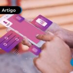 Pessoa segurando o celular com a carteira virtual aberta