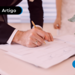 Pessoa assinando certidão de casamento.