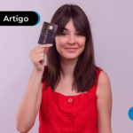 Pessoa sorrindo segurando um cartão
