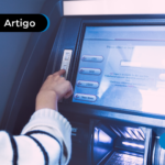 imagem de pessoa depositando dinheiro no caixa eletronico