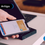 Pessoa utilizando um cartão virtual