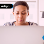 Pessoa olhando para o computador