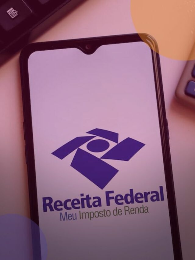 Imagem de um celular com a imagem da Receita Federal
