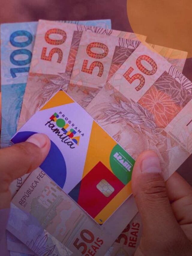 Pessoa segurando o cartão do bolsa família e cédulas de cinquenta e cem reais
