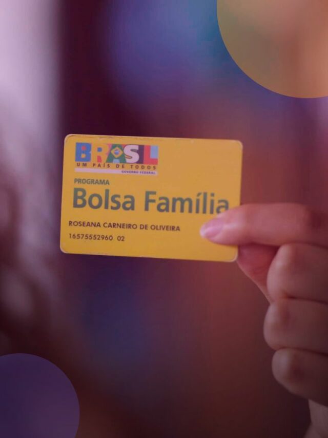 Pessoa segurando o cartão do Bolsa Família