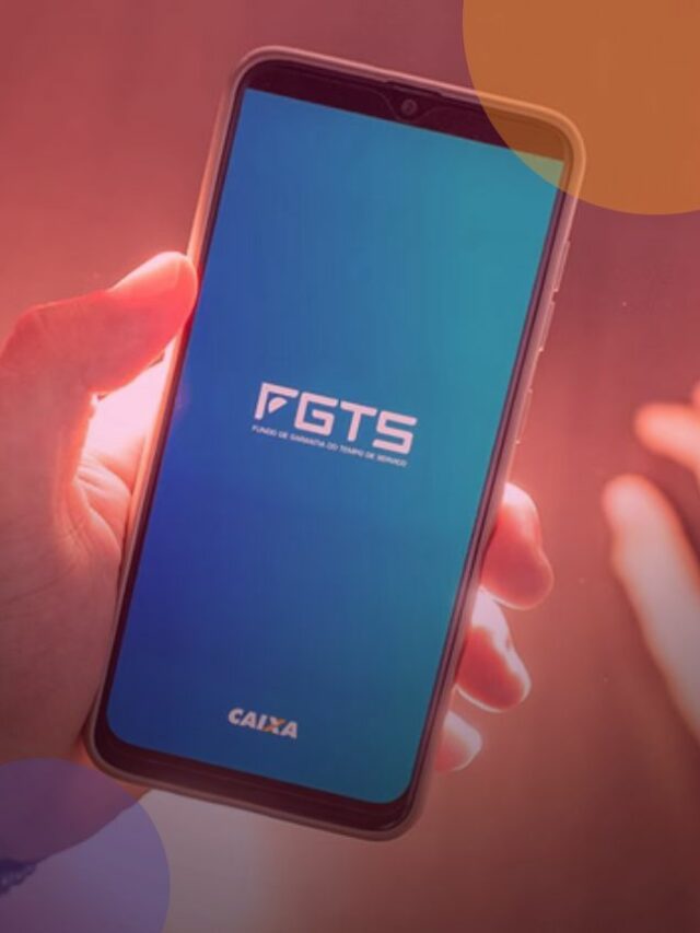 Pessoa segurando o celular com a imagem do FGTS