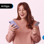 Pessoa sorrindo segurando um cartão