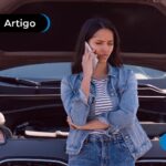 Pessoa com carro quebrado esperando seguro